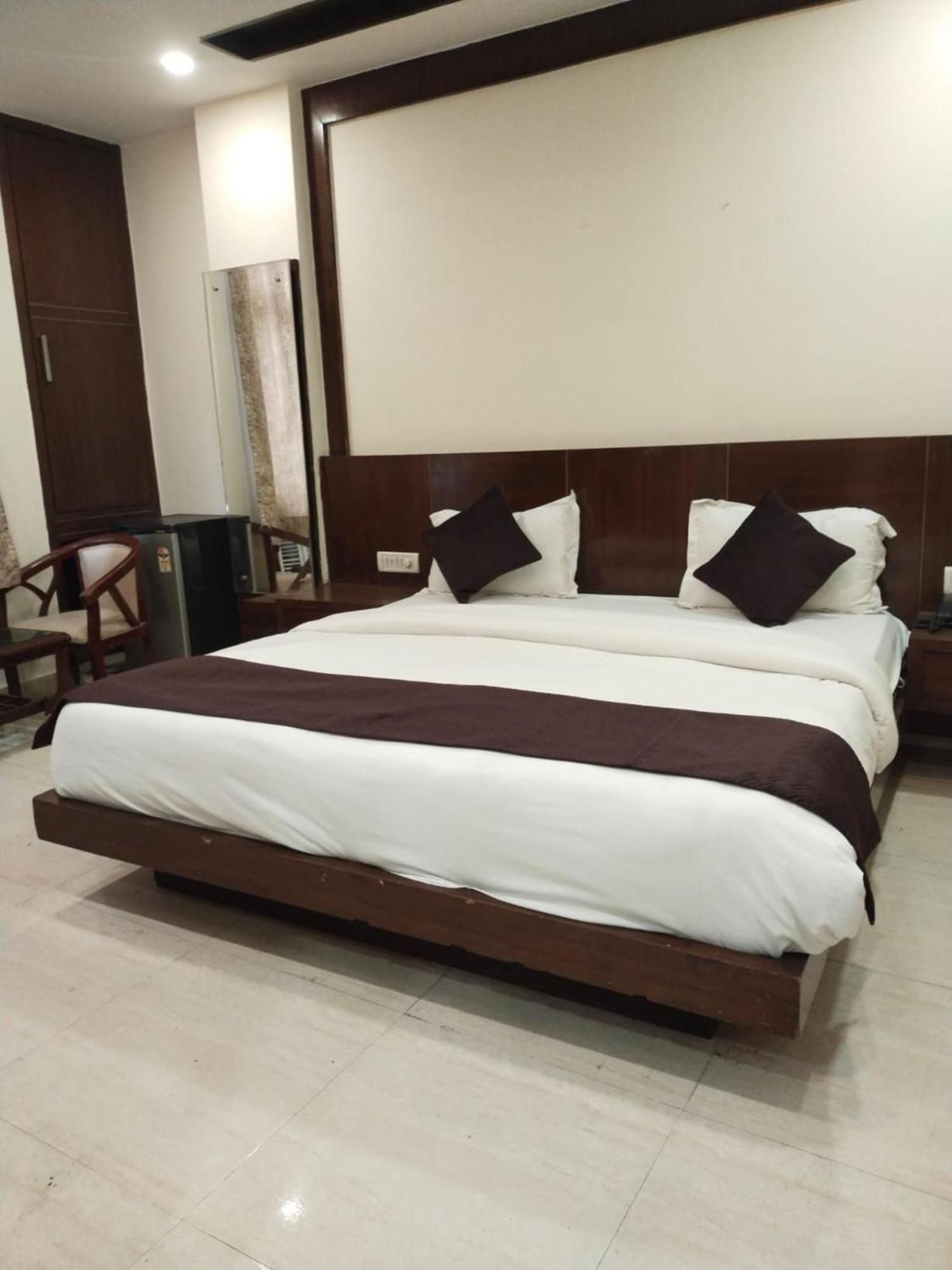 Hotel Lav Kush Deluxe At Paharganj Nowe Delhi Zewnętrze zdjęcie